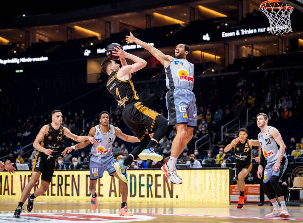 中场相比一 中场相比一